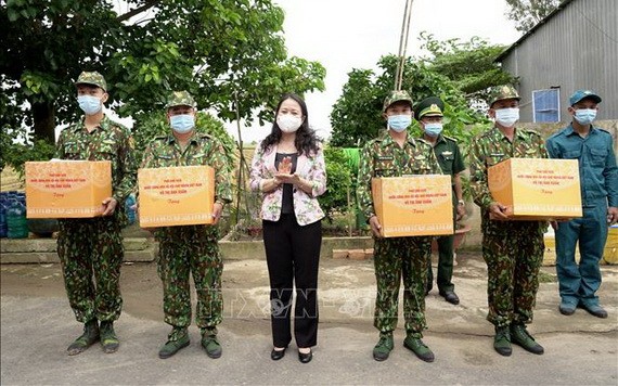 國家副主席武氏映春（中）向安江省新冠肺炎疫情防控工作力量贈送輔助禮物。（圖源：越通社）