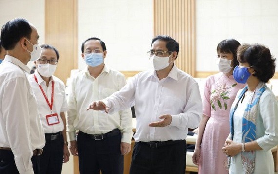 范明政總理（中）與各新冠疫苗研發生產單位代表交談。（圖源：越通社）