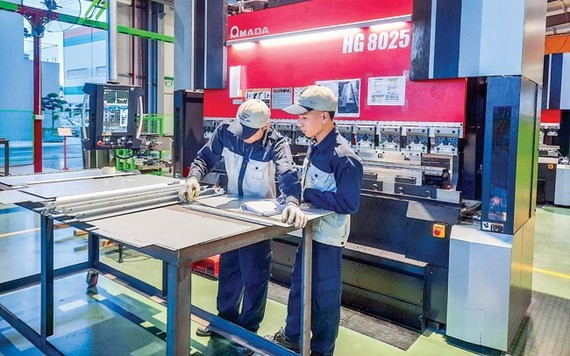 企業設法與疫情共處。