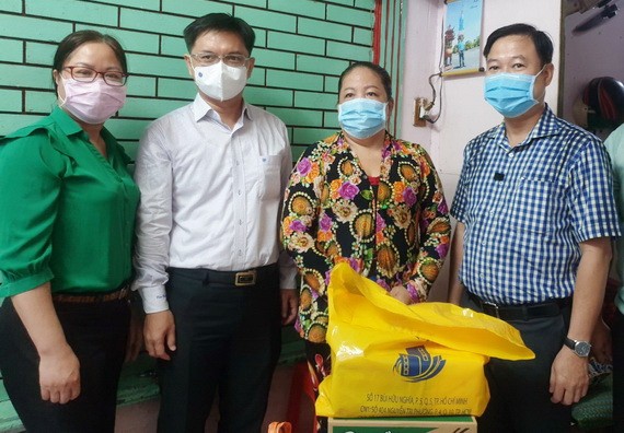 第五郡郡委書記阮孟強、郡越南祖國陣線委會主席黎晉才探望貧困戶。