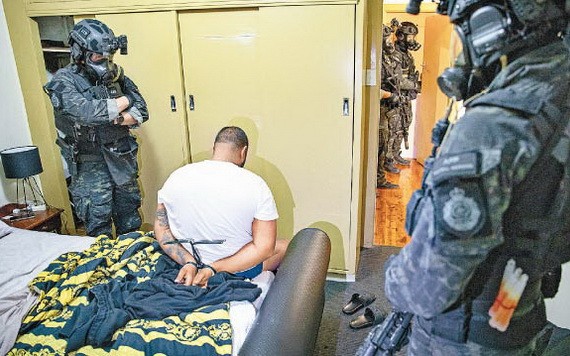 澳洲警方在行動中拘捕疑犯。（圖源：互聯網）