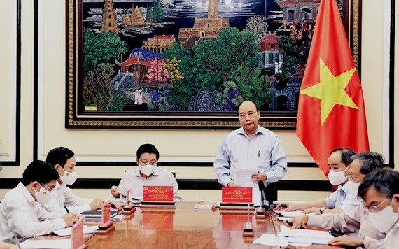 國家主席阮春福（站）主持會議。（圖源：越通社）