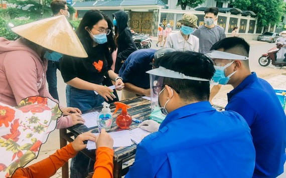 青年、團員全天候在疫區值守協助抗疫工作。