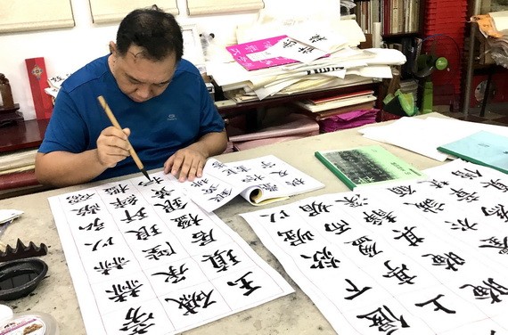 林漢城埋頭臨寫《多寶塔碑》。