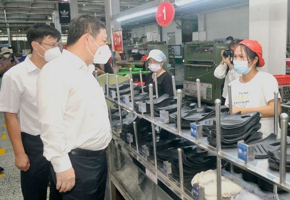 市領導檢查寶元公司防疫工作