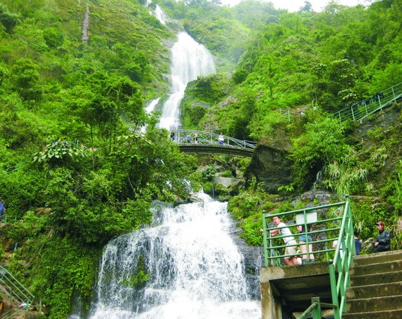 沙巴雄偉的銀瀑布。