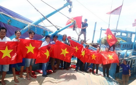 平順省漁民展開國旗合照。（圖源：勞動者報）