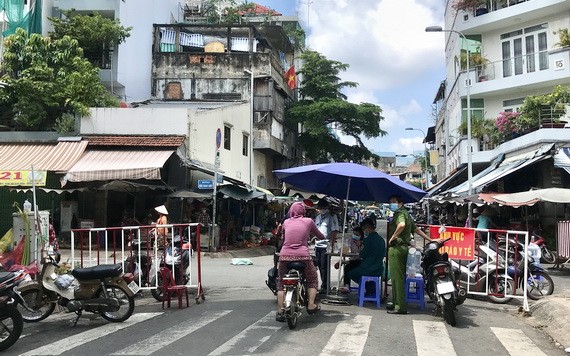 第五郡某菜市場提高防疫工措施。