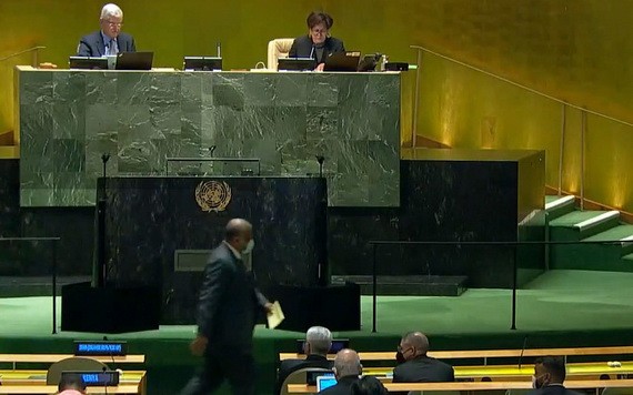 2021年6月11日，在安理會五個非常任理事國的選舉中，阿聯酋大使走向投票箱。（圖源：聯合國）