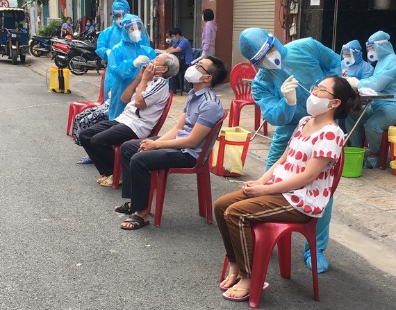 全區居民接受採樣檢測。