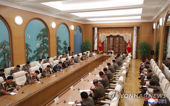 朝鮮國務委員會委員長金正恩11日主持召開勞動黨第八屆中央軍事委員會第二次擴大會議。（圖源：韓聯社/朝中社）