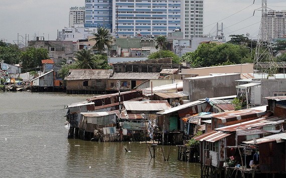 5月17日下午，雙涌的8間沿涌房突然坍塌落入涌中。 