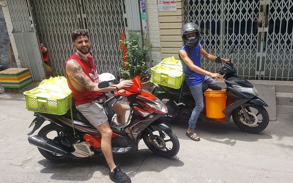 阮國寶與珀西‧史密斯準備去向窮人派發飯菜。