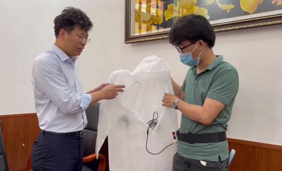 納涼設備裝在防護服內，完全不影響到防護功能。