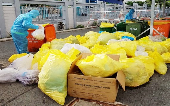 收集和處理醫療廢棄物的工人都穿著防護裝備。