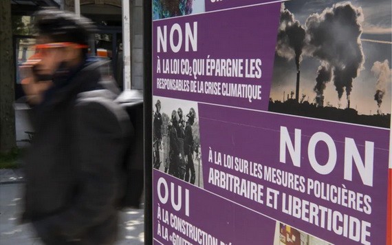 瑞士街頭關於這次公投的宣傳畫，呼籲民眾否決《反恐法》和新修訂的《二氧化碳減排法》。（圖源：路透社）