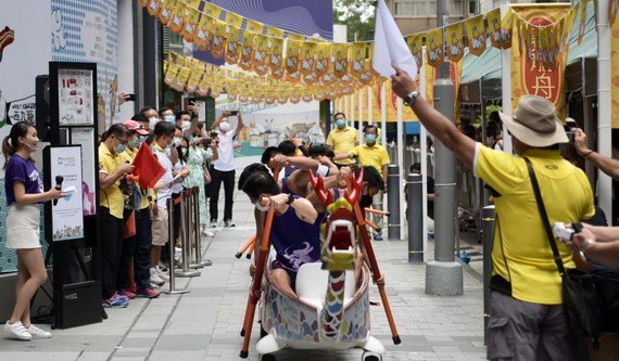 參賽隊伍進行「拔河對戰賽」的陸上龍舟賽事。（圖源：互聯網）