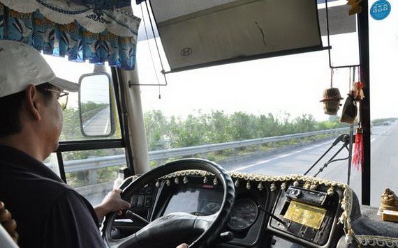 圖為設有監控視頻的客車。（圖源：秋莊）