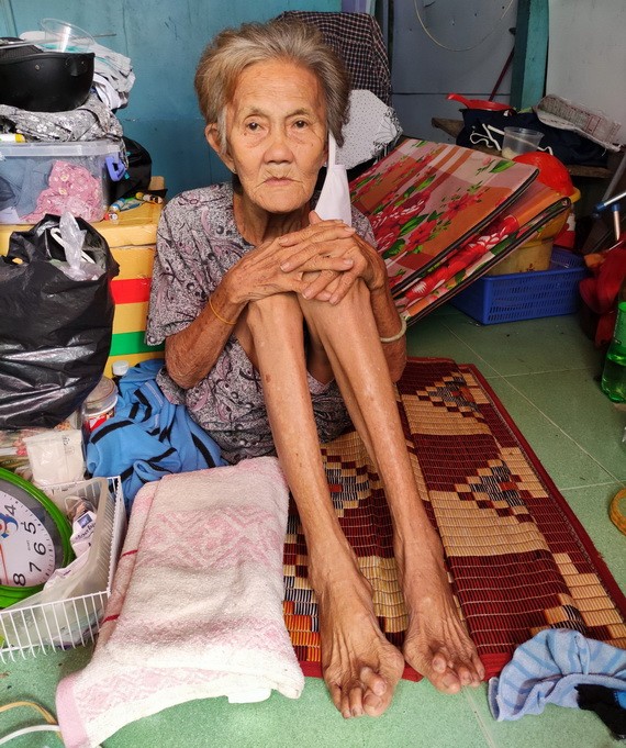 楊鳳釵老大娘無法站起身。