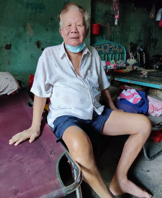 梅國根雙眼視力模糊，雙腳無力，行動極其困難。