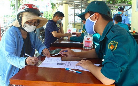 前往平新郡人委會辦理手續的民眾進行健康申報。