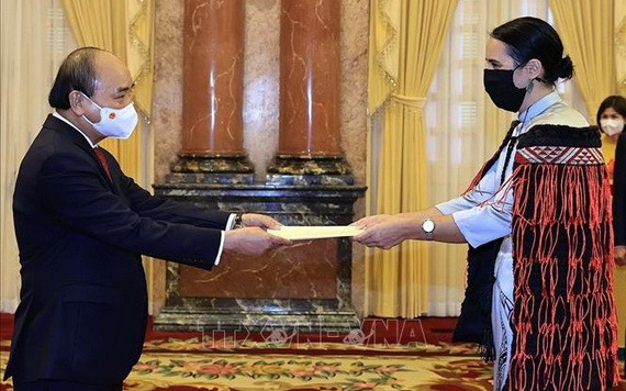 國家主席阮春福（左）接受新西蘭新任駐越大使遞交國書。（圖源：越通社）