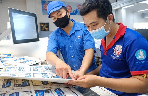 市技術師範大學生（右）獲安排到7號印刷股份 公司印刷廠實習。