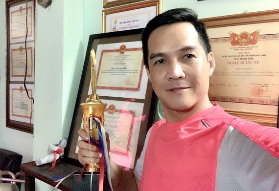 蔡達鳴與其獎狀、獎盃！