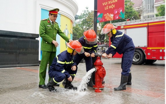 職能力量檢查消防設備安全。（圖源：消防警察局）