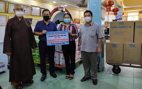 龍華寺護法會向隔離區居民捐助10噸蔬菜。