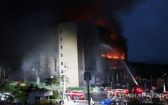 6月17日，在京畿道利川市Coupang德坪分揀中心，滅火作業連夜進行。（圖源：韓聯社）