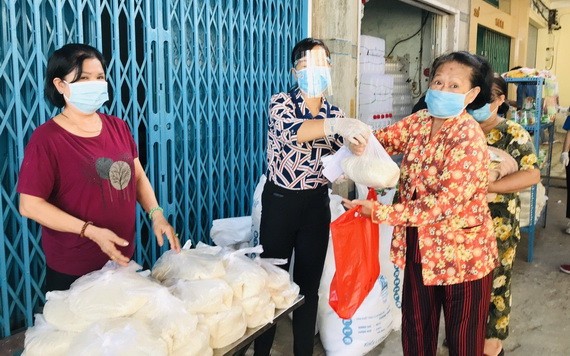 第六郡零元攤位為貧困者服務。