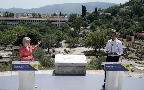 6月17日，歐盟委員會主席馮德萊恩（左）在希臘雅典和希臘總理米佐塔基斯舉行聯合新聞發佈會。（圖源：新華社）