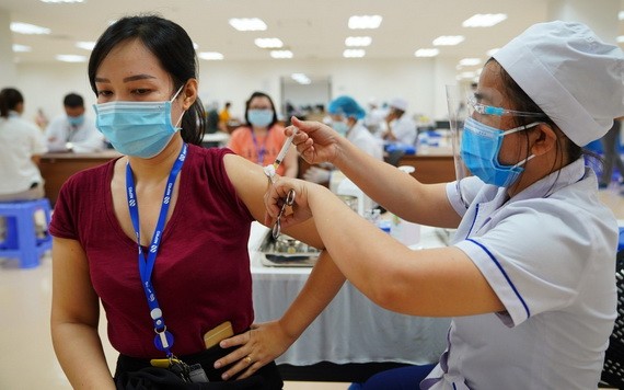 2021年6月19日，市高科技園區員工接受新冠疫苗注射。（圖源：獨立）