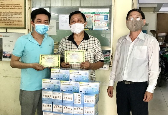 第六郡紅十字會副主席范玉成（右一）向李國威（中）與曾廣健頒發感謝書。