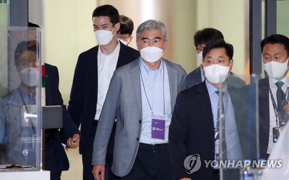 6月19日，美國對朝特別代表星·金（中）飛抵仁川國際機場。 （圖源：韓聯社）