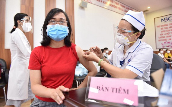 工人接種疫苗。（圖源：TTO）