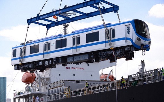 列車從貨船上卸下。（圖源：光定）