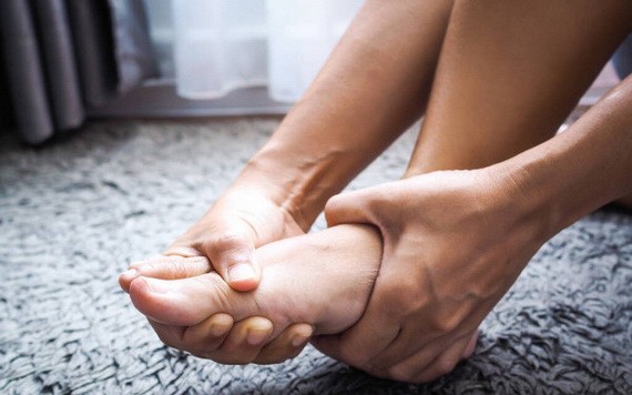 她下床踩地就劇痛！