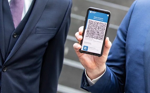 德國疫苗護照以手機App上的QR Code證明持有人接種完畢。（圖源：EPA）