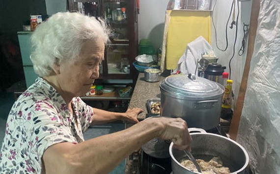三媽準備飯菜派發給流浪者。