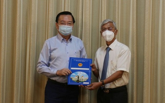 黎鴻山（左）同志從市人委會副主席武文歡手中接過人事委任《決定》。（圖源：孟和）