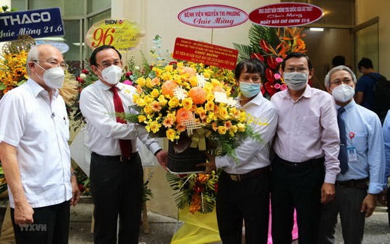 市委書記阮文年祝賀市新聞工作者協會