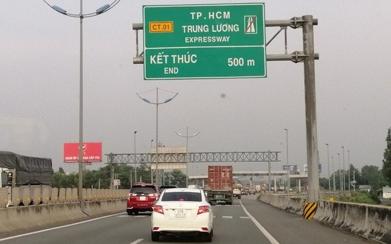 在本市-忠良高速公路暫停收費之後，車流量劇增導致違反交通安全規定的情況加劇。