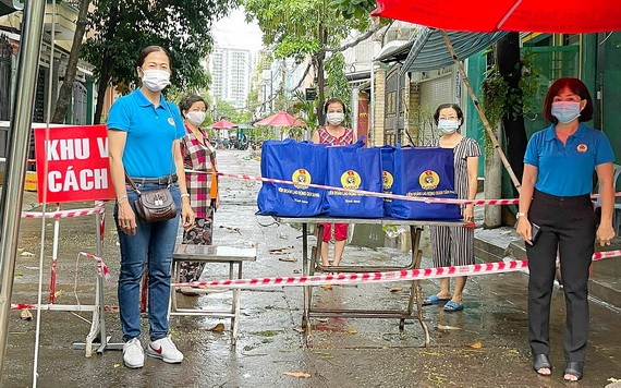 市工會組織代表向正受隔離的勞工贈送輔助禮物。