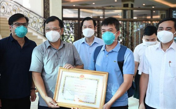 一名醫護人士榮獲政府總理獎狀。（圖源：越通社）