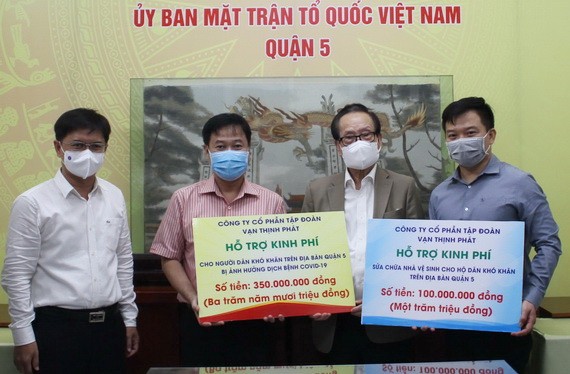 萬盛發集團代表向第五郡領導移交善款。