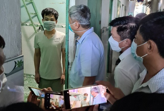 衛生部代表慰問在家隔離的工人。（圖源：伯山）