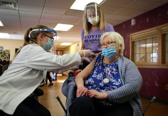 美國艾奧瓦州一家養老院內，一位居民正在接種新冠疫苗。（圖源：AP）
