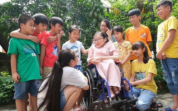 阮氏玉心與學生交談。